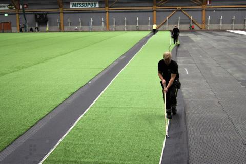 Pirkkahalliin asennetaan tekonurmea.