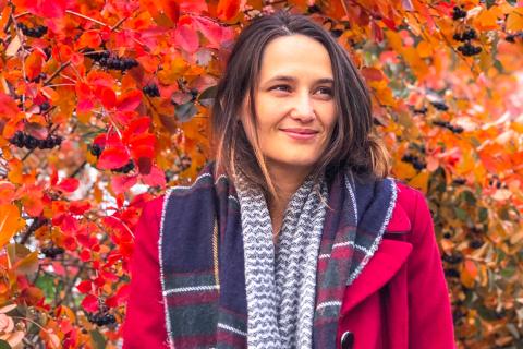 Tampere Talent Ambassador Talita Tobias in front of a tree in autumn colors