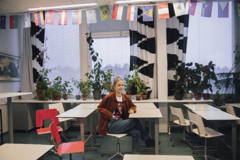 Lukiossa opiskellut Aliisa Turunen istuu luokkahuoneen ikkunan ääressä.
