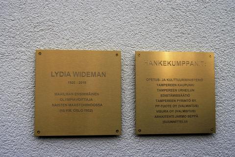 Lydia Widemanin reliefin muistolaatat.