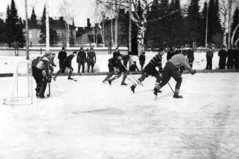 Jääkiekko-ottelu Eteläpuistossa vuonna 1942.