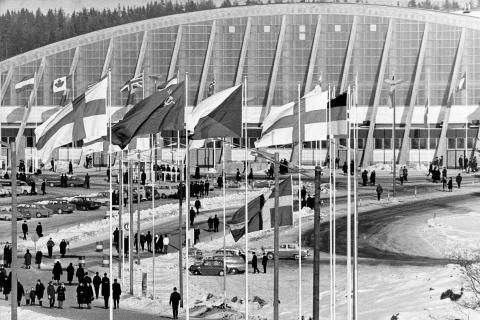 Eri maiden liput Hakametsän jäähallin edustalla MM-kisoissa 1965.