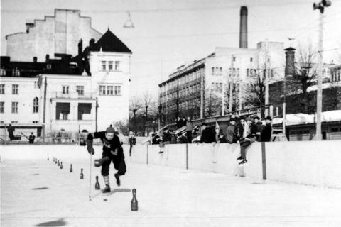 Jääkiekkoilija harjoittelee kiekon kuljetusta Koulukadun kentällä.