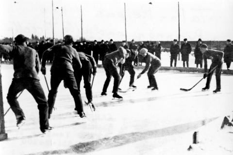 Jääkiekon pelaajia Pyhäjärven jäällä helmikuussa 1928.
