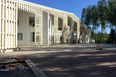 Picture of the daycare centre and school in Kalkunvuori and its yard.