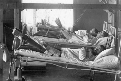 Potilaita sairaalasängyissä Johanneksen kouluun perustetussa sairaalassa vuonna 1918.
