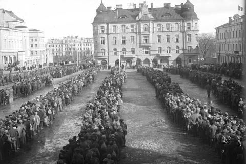 Vankeja koottuna Keskustorille vuonna 1918.
