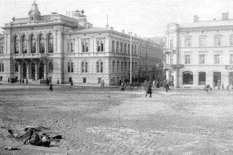 Raatihuone vuoden 1918 aikaan.
