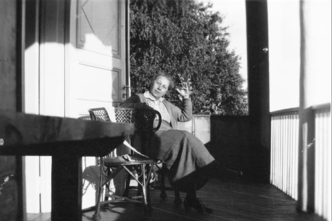 Wivi Lönn istuu terassilla.
