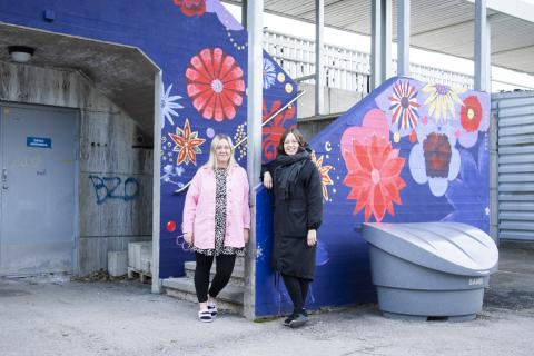 Hatanpään koulun Koivistontien koulutalon valmistavan luokan opettajat Elina Laukkala ja Mia Carita Hahl seisovat oppilaidensa maalaaman värikkään betoniportaikon edessä.