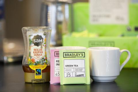 Reilun kaupan tuotteita pöydällä.