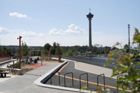 Mutkitteleva reitti, pyöräparkki sekä isot keinut Näsin puistosillalla, taustalla Näsinneula ja Särkänniemen huvipuisto.
