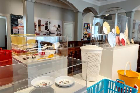 Näkymä Emil Aaltosen museon näyttelystä, jossa on esillä Sarviksen muovi-esineitä.