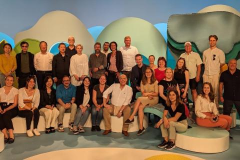 Ryhmä ihmisiä seisoo Pikku-Kakkosen studiolavasteissa. 