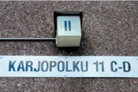 Numerokilpi rakennuksen seinässä osoitteen kanssa.