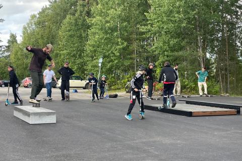 Skeittaajia ja rullalautailijoita skeittipaikalla.