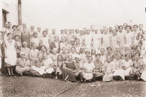 Ryhmäkuvassa Finlaysonin kutomon työväkeä vuonna 1921.