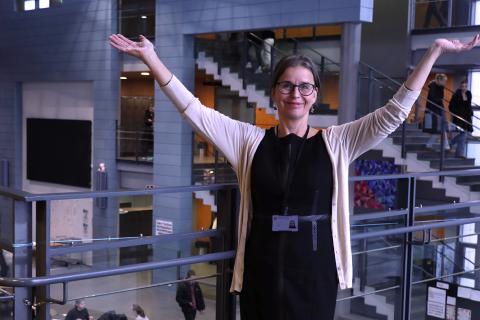 Rehtori Tuija Ylöniemi seisoo koulun aulan parvekkeella.