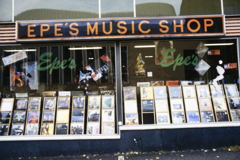 Epe’s Music Shop näyteikkuna Kyttälänkadulla 1980-luvulla.