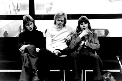 Heikki Mäenpää, VJ Salonen ja Jukka Törmä istumassa penkeillä keikan jälkeen Tampereen kauppaoppilaitoksella vuonna 1974.