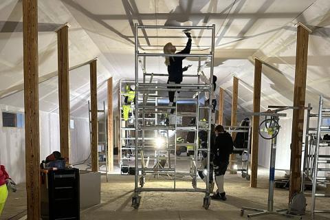 Tredun opiskelijoita rakennustelineillä.