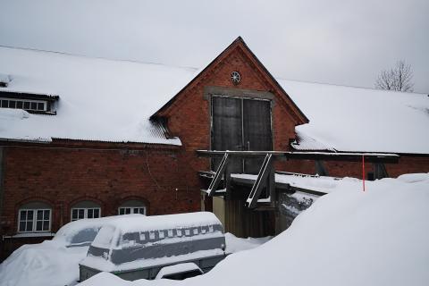 Niemen tilan talousrakennus ulkoapäin.