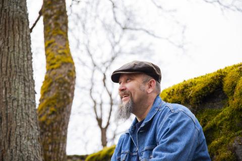 Lähikuva kaupunginpuutarhuri Timo Koskesta puistossa