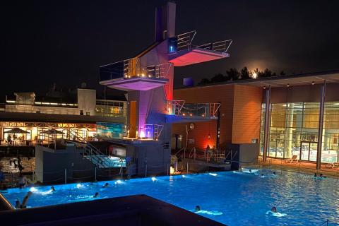 Maauimala iltavalaistuksessa