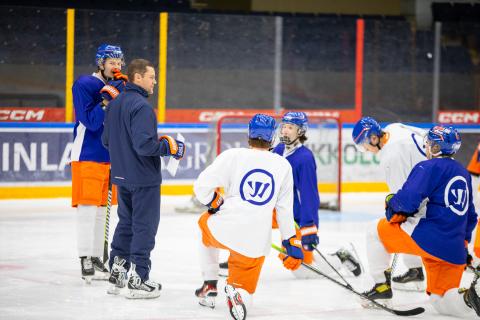 Tapparan joukkue harjoittelee jääkiekkoa.