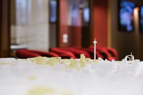 Lähikuva Tampereen keskustan 3D -pienoismallista. Kuvassa näkyy 3D tulostettu näsinneula.