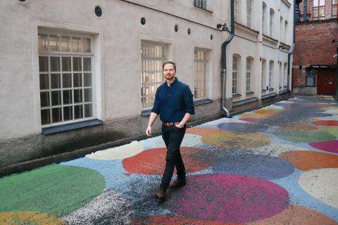 Mies kävelee Finlayssonin sisäpihalla. 