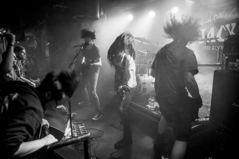 Rokkibändi esiintyy lavalla. 