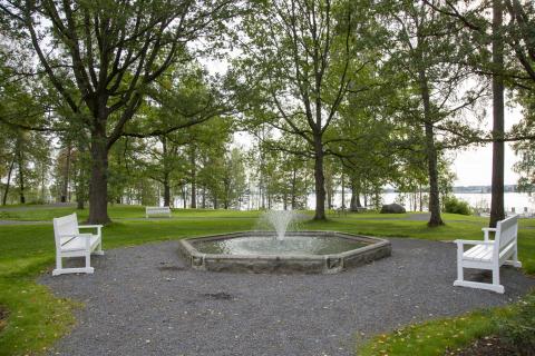 Penkkejä ja suihkulähde Lielahden kartanopuistossa.