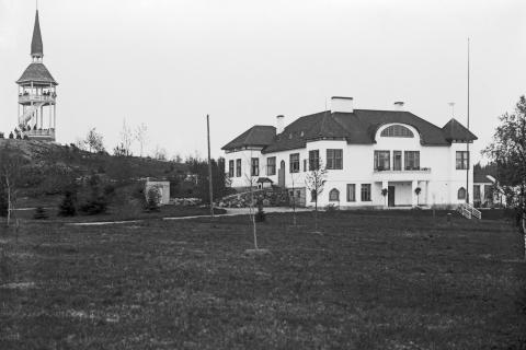 Historiallinen kuva Kaukajärven kartanosta ja pihamaasta.