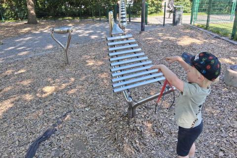 Poika soittaa musiikkisoitinta Kiovanpuistossa.