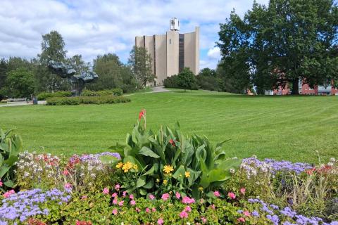 Liisanpuisto ja taustalla Kalevan kirkko.