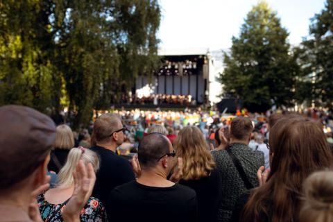Yleisömeri kuuntelemassa Tampere Filharomian puistokonserttia vehreässä Sorsapuistossa.