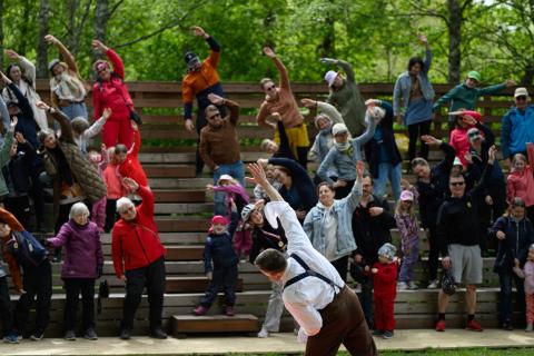 Haihara Herää tapahtumassa yleisö jumppaa sirkustaiteilijan kanssa 