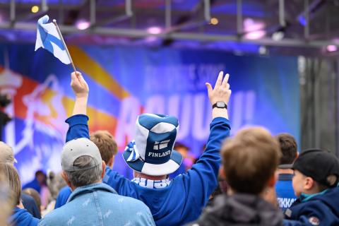 Koripallofaneja Laikunlavan edessä.