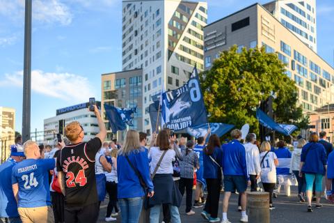 Koripallofaneja kulkemassa kohti Nokia Arenaa kesäisenä iltana.