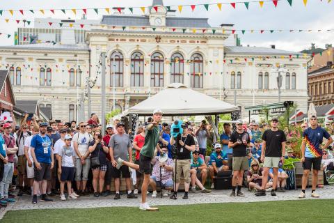 Yleisöä katsomassa puttausta Keskustorin kesä -tapahtuma-alueella.
