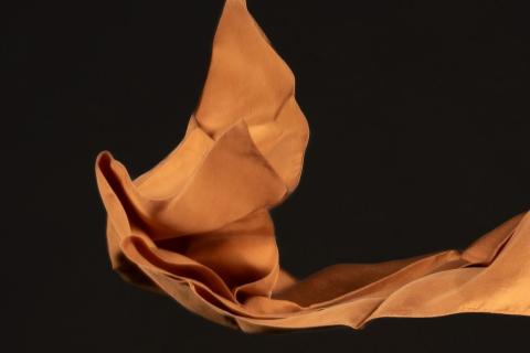 Mutassa tilassa leijuva kangas.