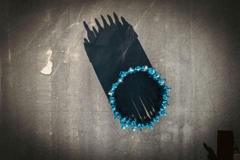 Kirkkaan sinisiin asuihin pukeutuneet ihmiset seisovat ympyrämuodostelmassa.