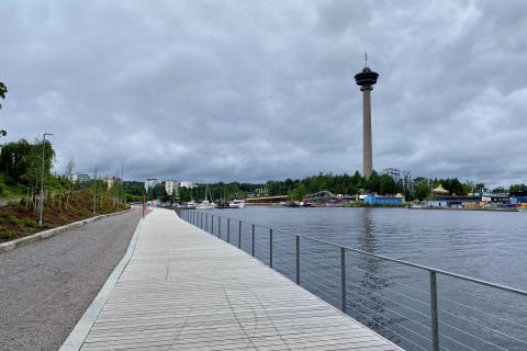 Mustalahdentörmän kävelytie kuvattuna Näsinneulan suuntaan.