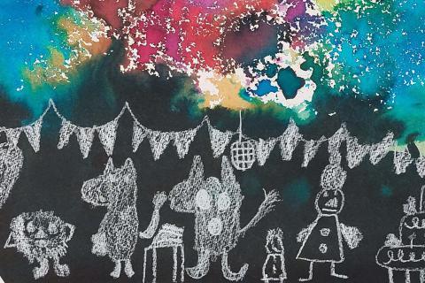 Lapsen taiteilema teos, jossa muumimaiset hahmot juhlivat värikkään taivaan alla. 