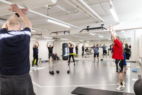 The Uppotukit group gymnastics in the fitness circuit in the group exercise room of the Tampere Swimming Centre in the ring.