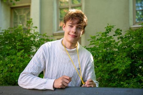 Jeremias Leisti istuu puistopenkin takana Tampereen keskustassa.