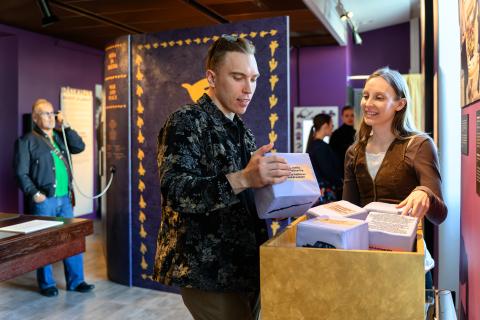 Asiakkaat tutustuvat Nootti museon esineistössä oleviin noppiin, joissa on esitelty valtion päämiesten saamia lahjoja