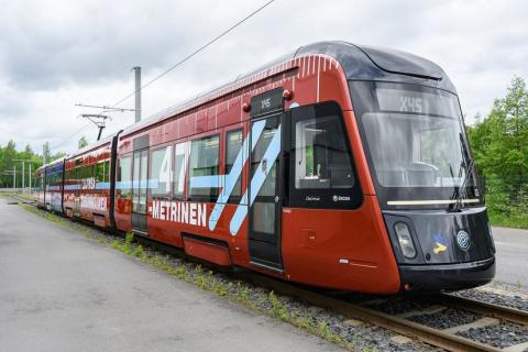  47-metriseksi pidennetty vaunu Valma odottaa raiteilla.