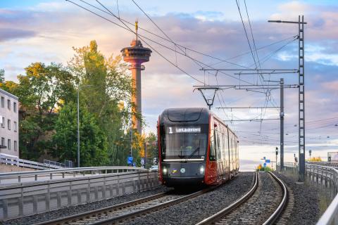 Ratikka Paasikiventiellä kesämaisemassa, Näsinneula taustalla. 